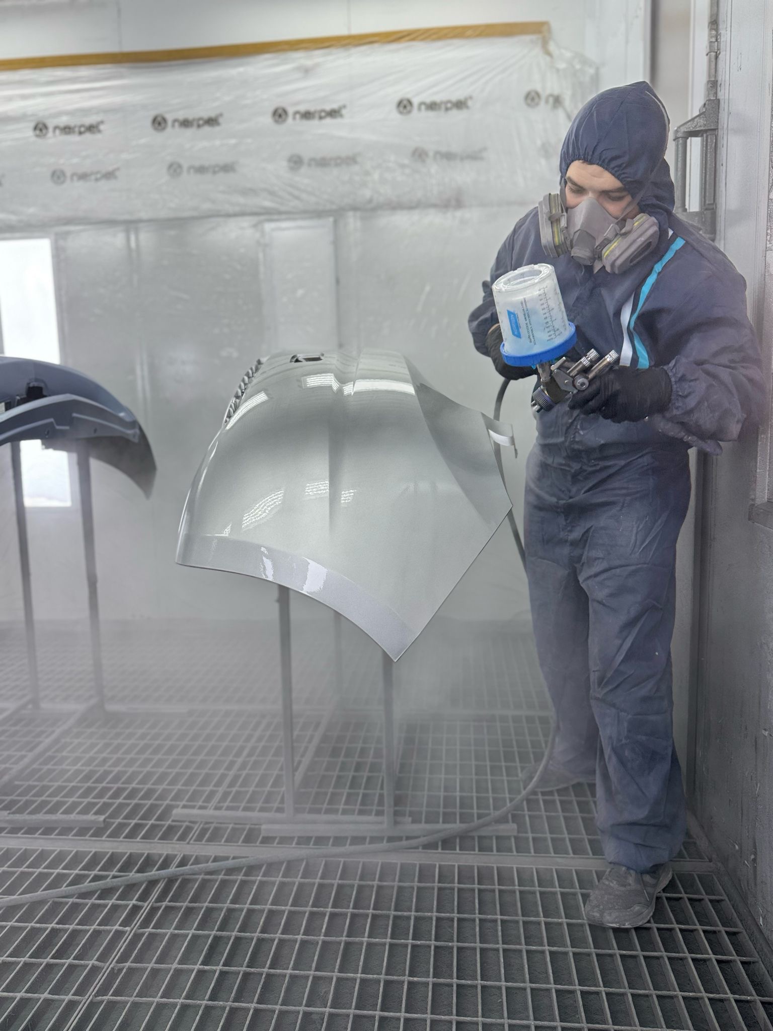 Fasi della verniciatura di parti della carrozzeria dell’auto – passo dopo passo